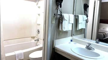 Amenidades de baño gratuitas, secadora de cabello, toallas