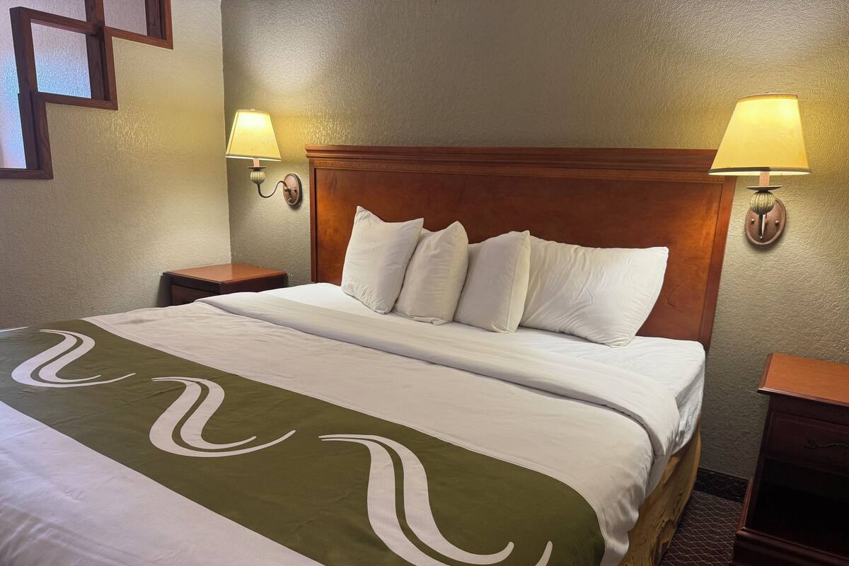 Desk, iron/ironing board, free WiFi, bed sheets