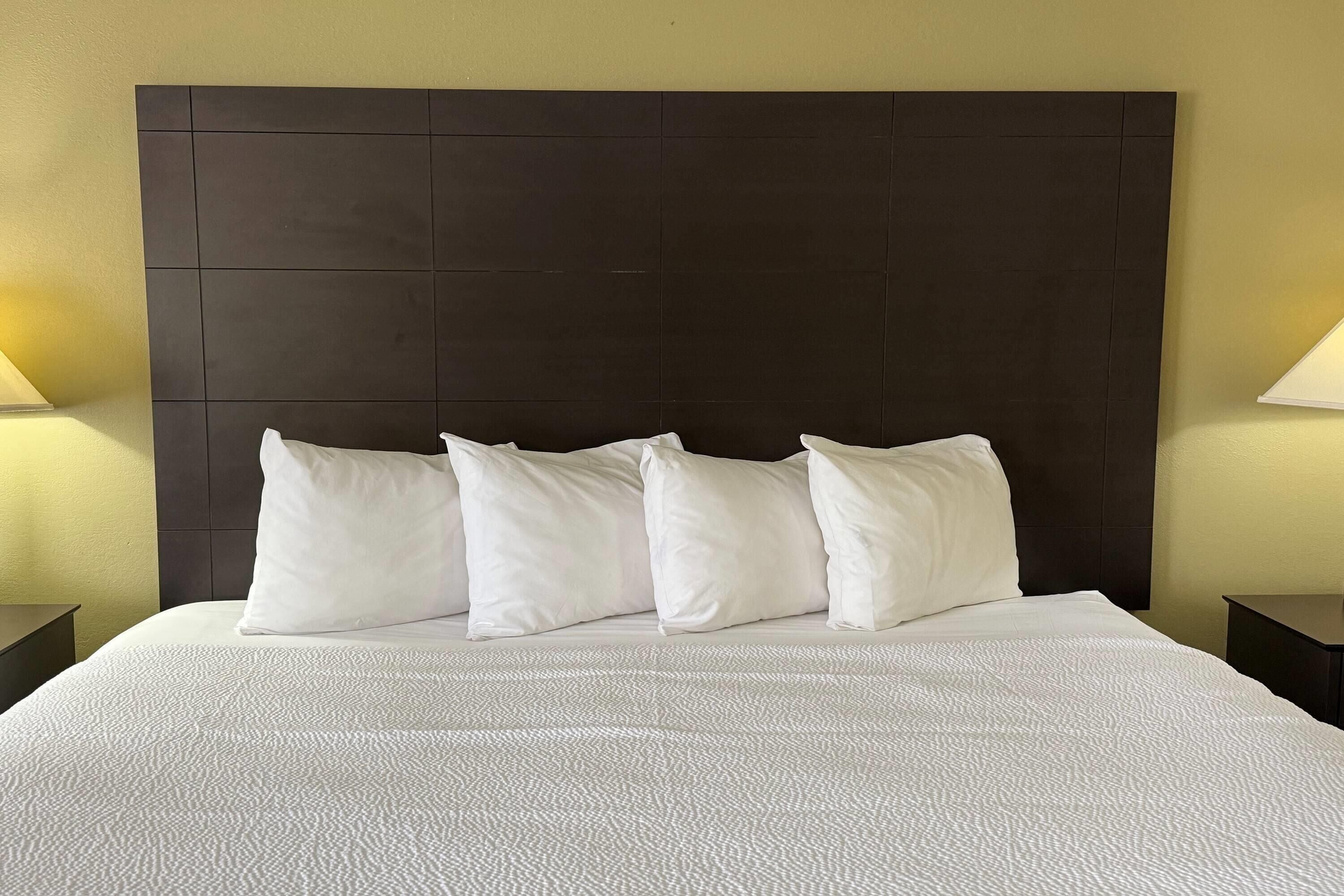 Standard Room, 1 King Bed | Desk, iron/ironing board, free WiFi, bed sheets