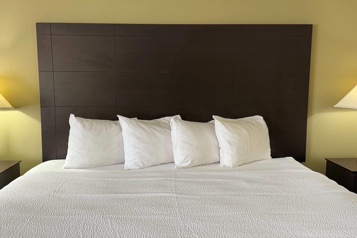 Chambre Standard, 1 trĂšs grand lit | Bureau, fer et planche Ă repasser, accĂšs au Wi-Fi (inclus)