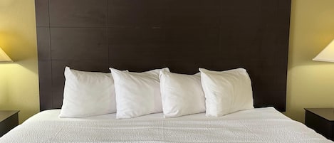 Escritorio, tabla de planchar con plancha, wifi gratis y ropa de cama