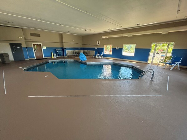 Indoor pool - Baymont by Wyndham Evansville North/Haubstadt (Haubstadt)