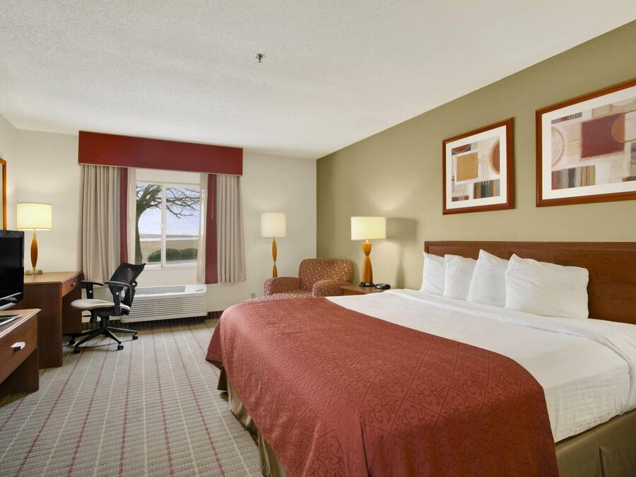 Zimmer, 1 Queen-Bett, barrierefrei, Nichtraucher | Schreibtisch, Bügeleisen/Bügelbrett, kostenloses WLAN, Bettwäsche