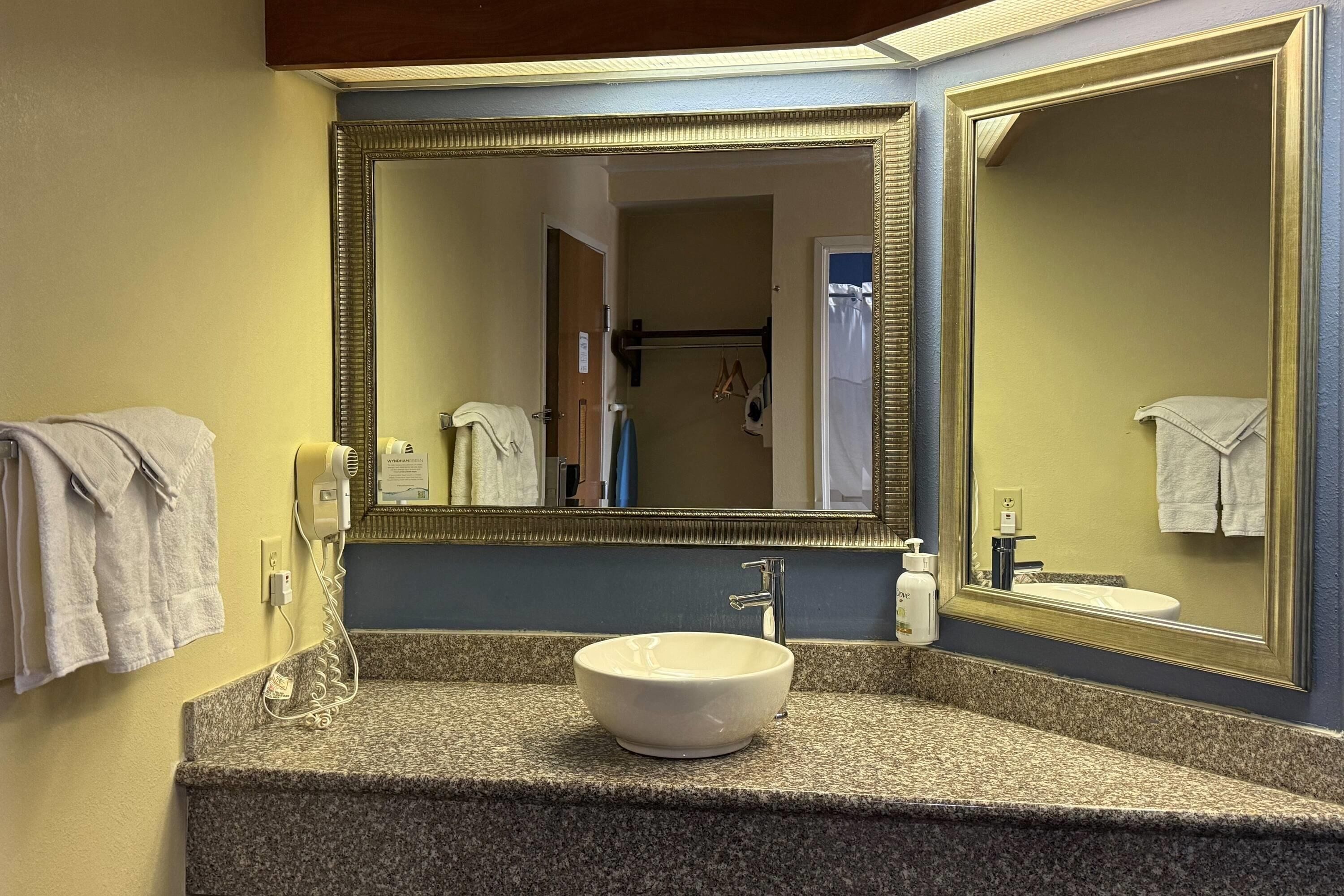 Combined shower/tub, free toiletries, hair dryer, towels