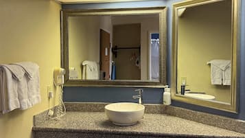 Duschwanne, kostenlose Toilettenartikel, Haartrockner, Handtücher