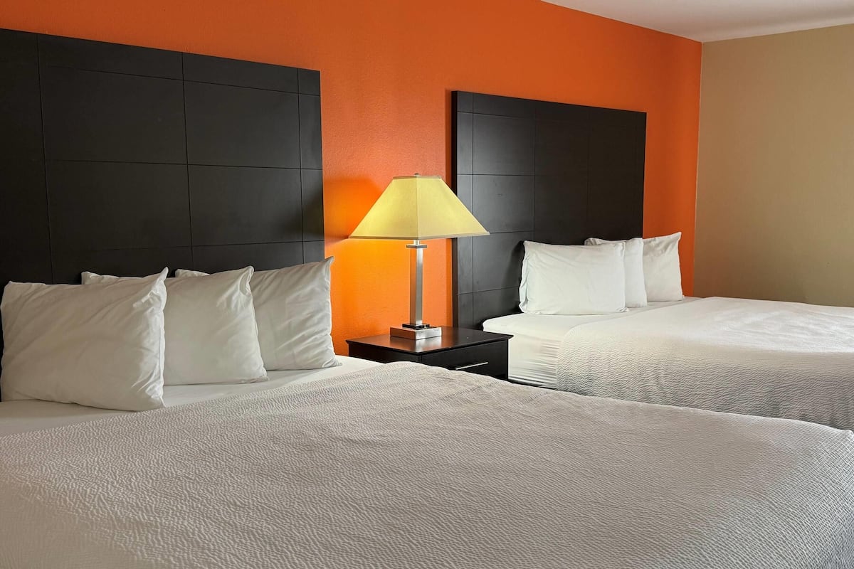 Chambre, 2 grands lits, non-fumeur | Bureau, fer et planche Ă repasser, accĂšs au Wi-Fi (inclus)