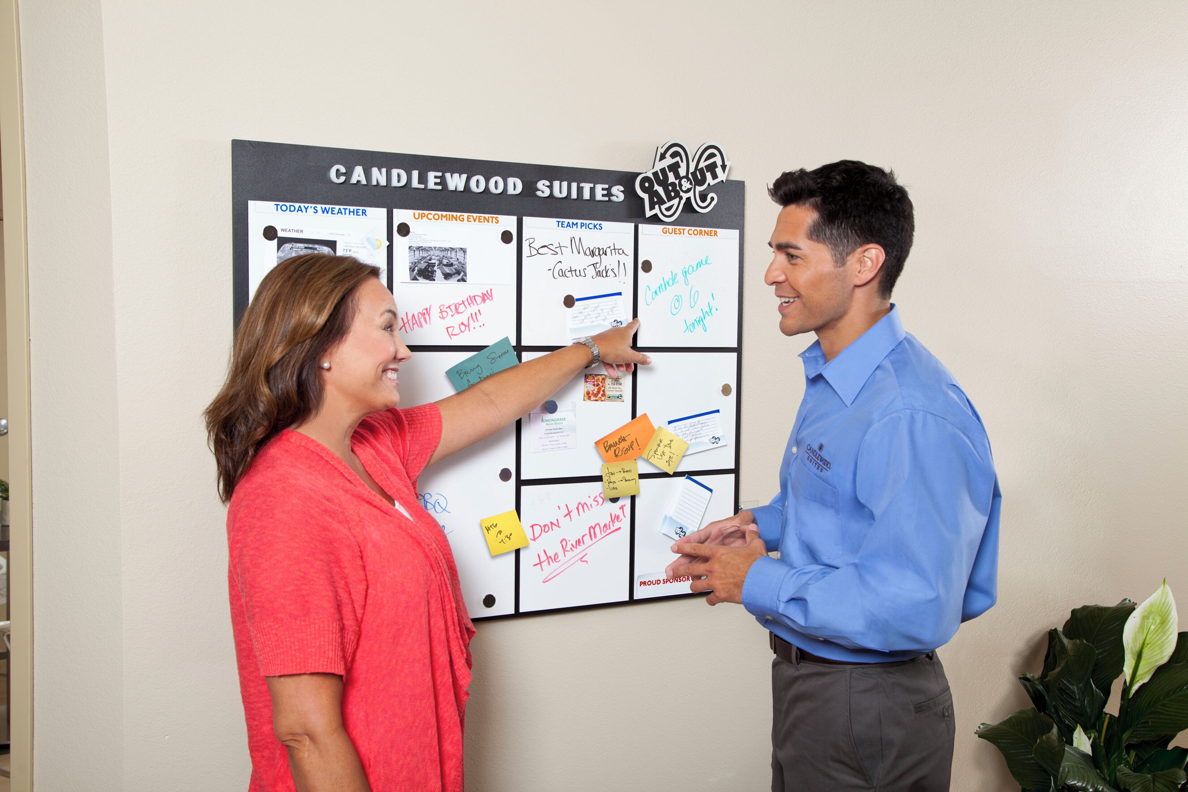 Un tablón de anuncios con varios mensajes e información, incluyendo una sección titulada 'CANDLEWOOD SUITES' y otra llamada 'PRÓXIMOS EVENTOS'.