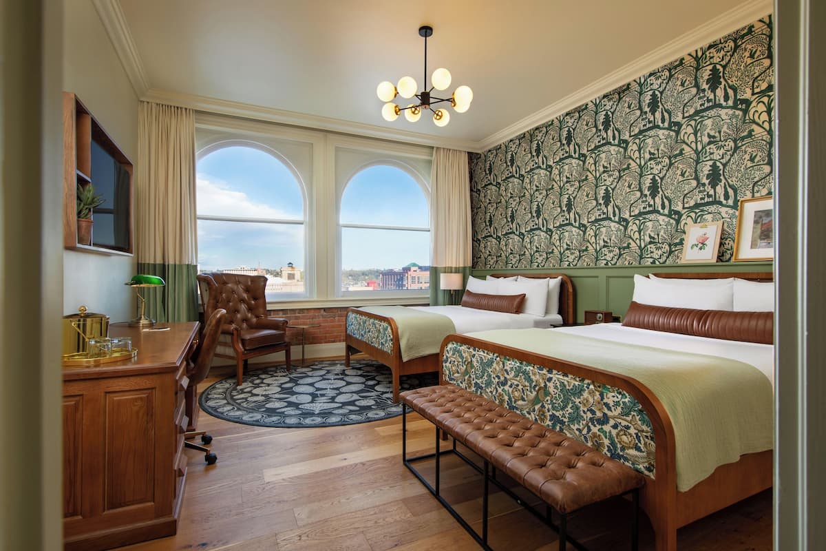 1 bedroom, premium bedding, pillowtop beds, blackout drapes