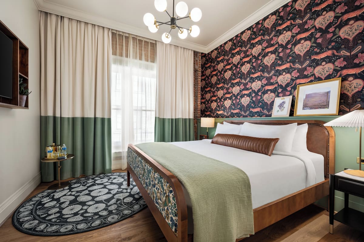 1 bedroom, premium bedding, pillowtop beds, blackout drapes