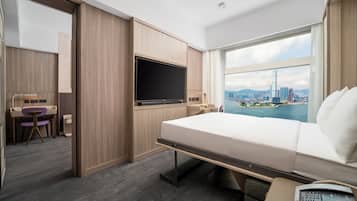 Suite, 1 Queen Bed (Flex) | In-room safe, individually furnished, desk, blackout curtains