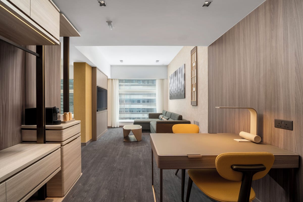 Caja de seguridad en la habitación, muebles diferentes y escritorio
