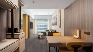 客房內保險箱、布置獨特、書桌、遮光布/窗簾