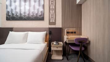Kamar, 1 Tempat Tidur Queen, pemandangan pelabuhan | Brankas, dilengkapi dengan perabotan berbeda-beda, dan meja kerja