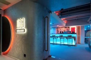 3 restaurants, breakfast, lunch, dinner served; Chinese cuisine