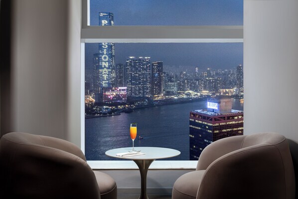 3 restaurants, breakfast, lunch, dinner served; Chinese cuisine - Motto by Hilton Hong Kong Soho (Hong Kong)