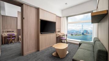 Suite, 1 queensize bed (Flex) | Een kluis op de kamer, individueel gemeubileerd, een bureau