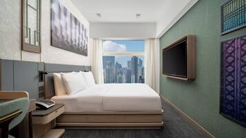 Habitación, 1 cama Queen size, vista a la ciudad | Caja de seguridad en la habitación, muebles diferentes y escritorio