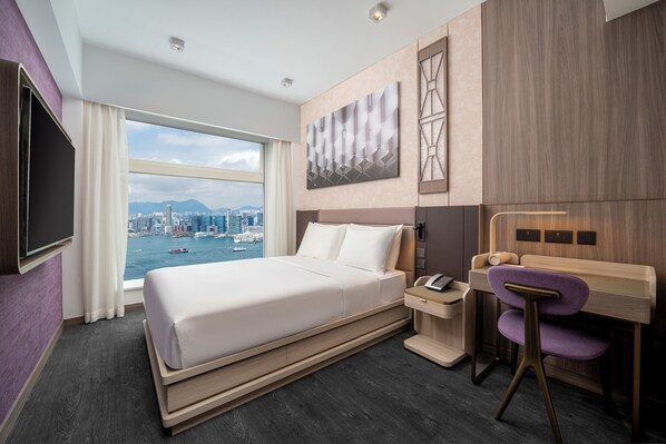 Huone, 1 keskisuuri parisänky, näköala satamaan | Tallelokero huoneessa, yksilöllisesti kalustettu, työpöytä