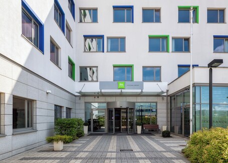 Außenbereich. Holiday Inn Express Warsaw Airport, an IHG Hotel