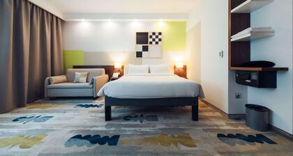 Holiday Inn Express Warsaw Airport, an IHG Hotel