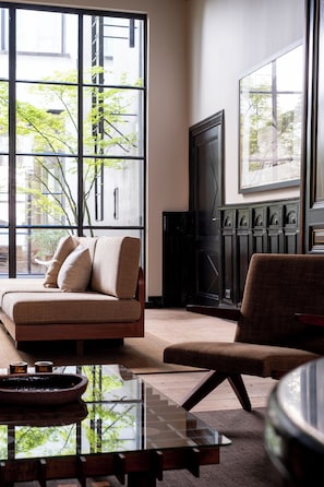 Lobby lounge