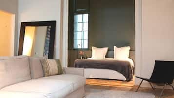 Julien Experience suite | Ropa de cama de alta calidad, edredones de plumas, minibar y caja fuerte