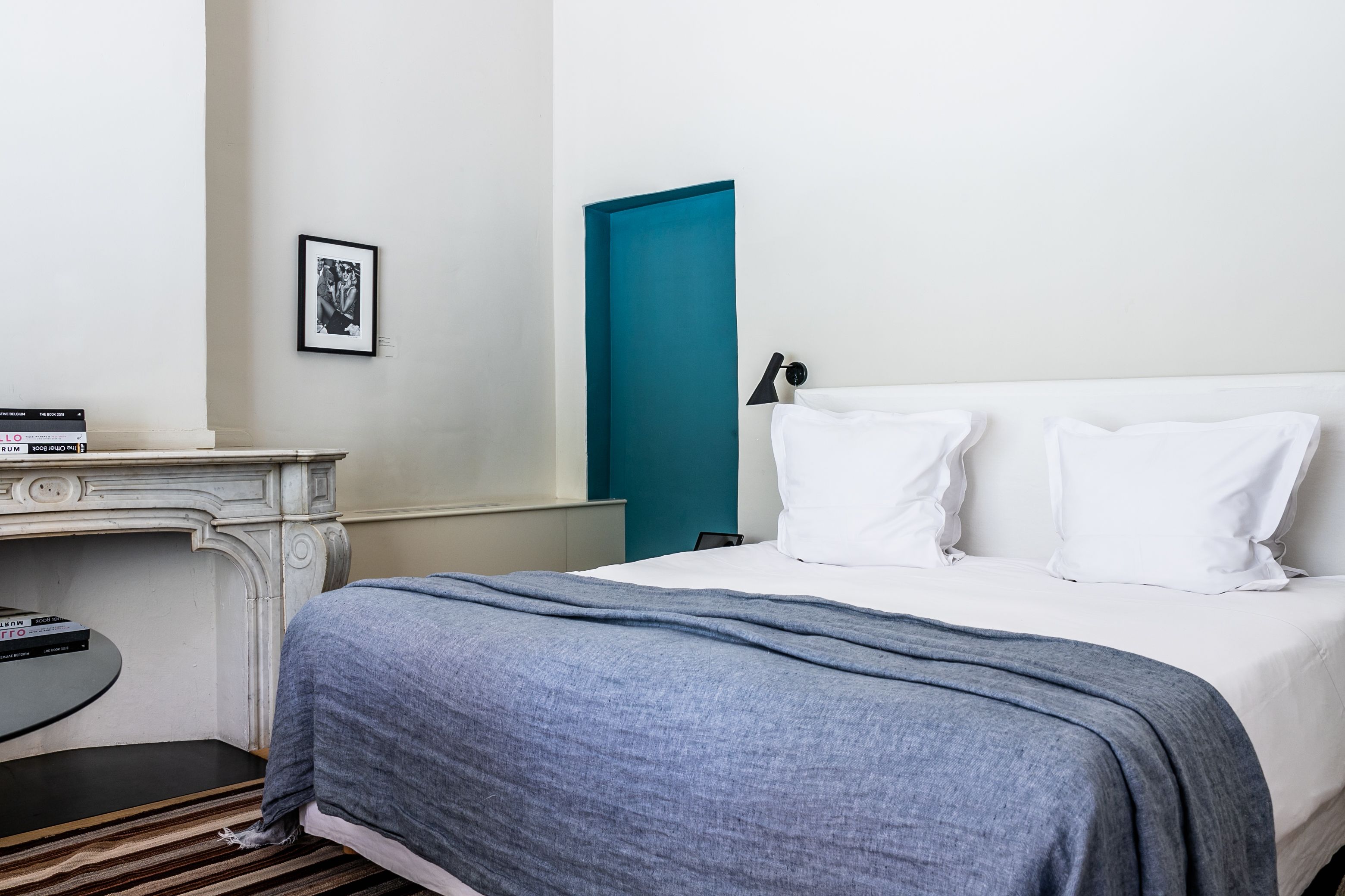 Una habitación de hotel con una cama, un escritorio y una puerta.
