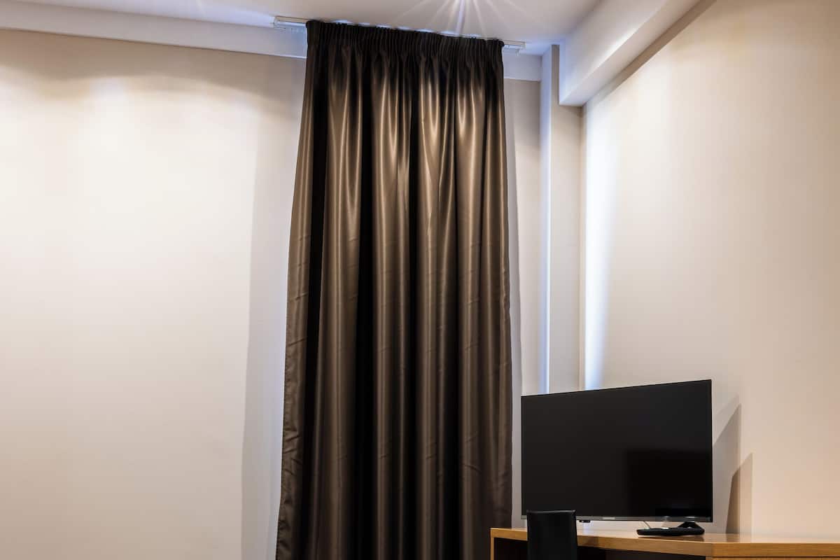 Triple Room | Desk, laptop workspace, free WiFi, bed sheets