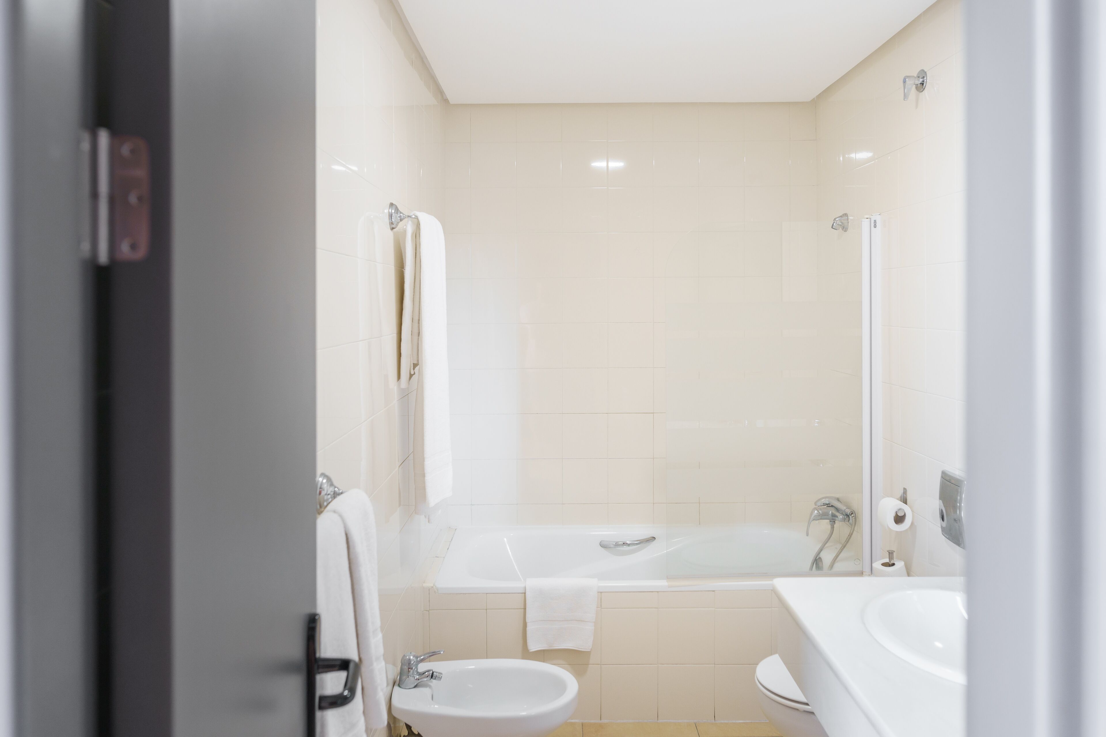 Een bidet, handdoeken