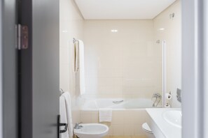 Bidet, towels - As Hotels Chucena (Chucena)