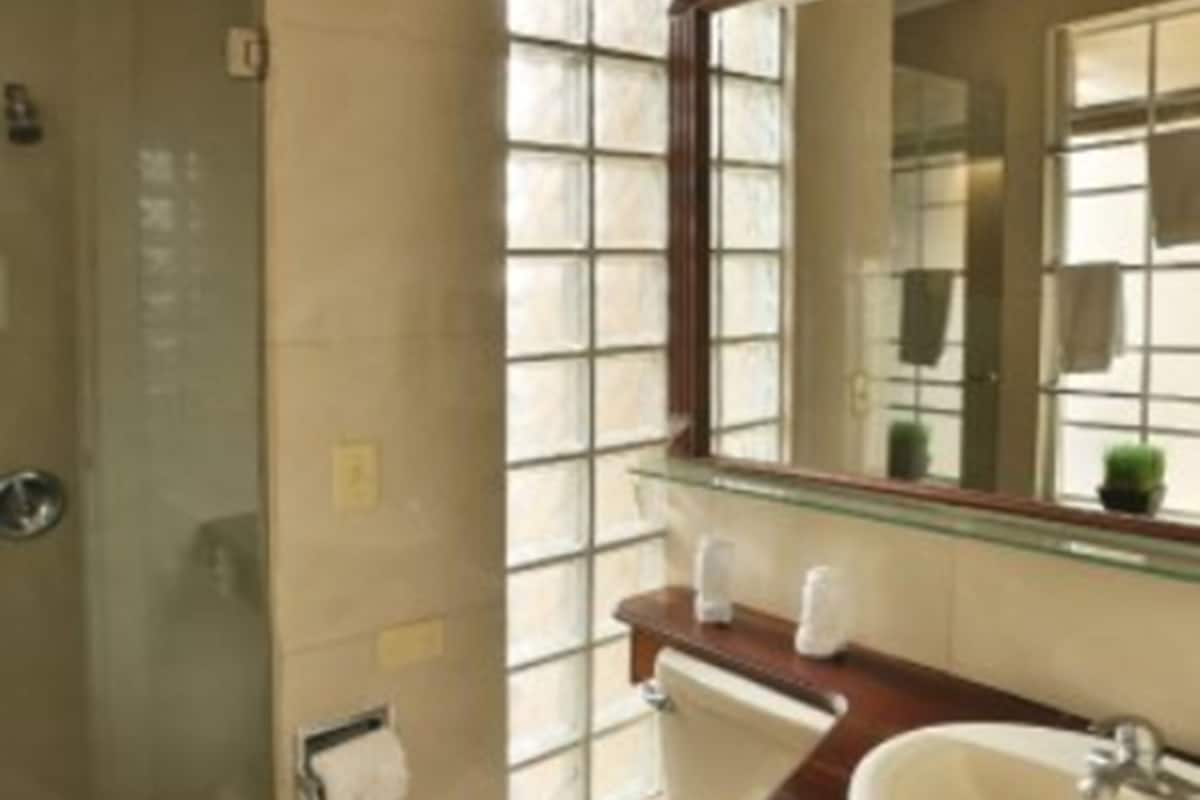 Shower, free toiletries, towels