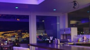 Un espace bar avec des tabourets hauts et une vue sur la ville.