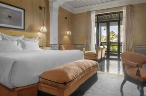 أغطية فراش متميزة وميني بار وخزنة داخل الغرفة وبديكورات فريدة لكل غرفة