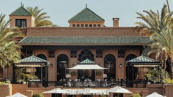 3 restaurantes; se sirven desayunos, comidas y cenas