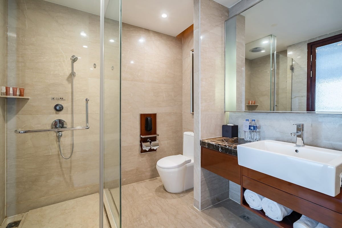 Separate bathtub and shower, rainfall showerhead, free toiletries