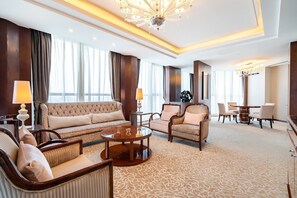 Suite, 1 Schlafzimmer, Flussblick (Living Dining) | Daunenbettdecken, Minibar, Zimmersafe, Schreibtisch