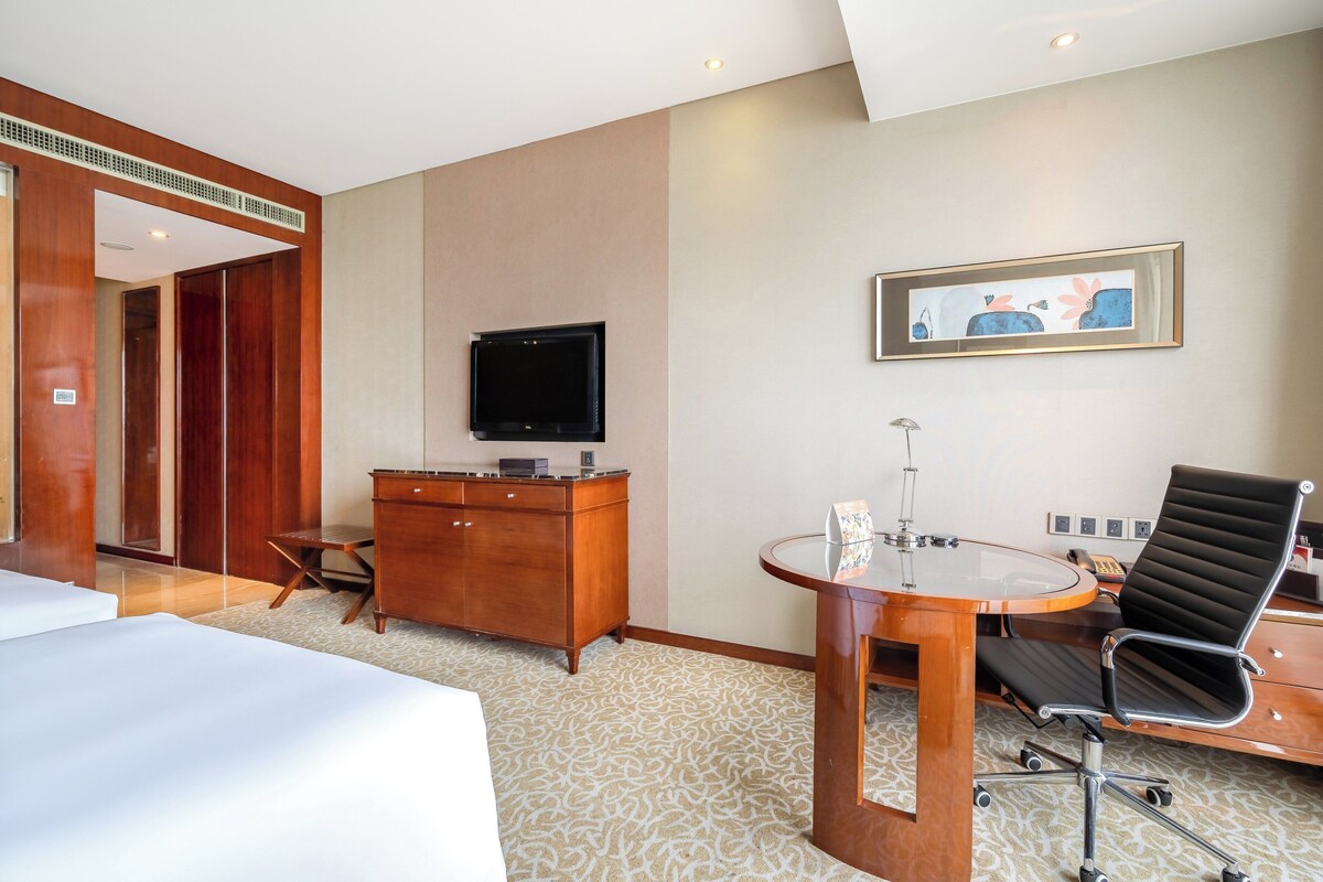 Down comforters, minibar, in-room safe, desk