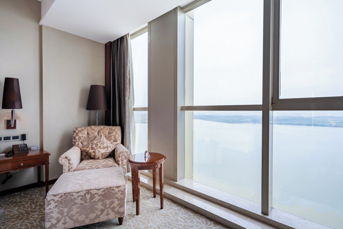 Down comforters, minibar, in-room safe, desk