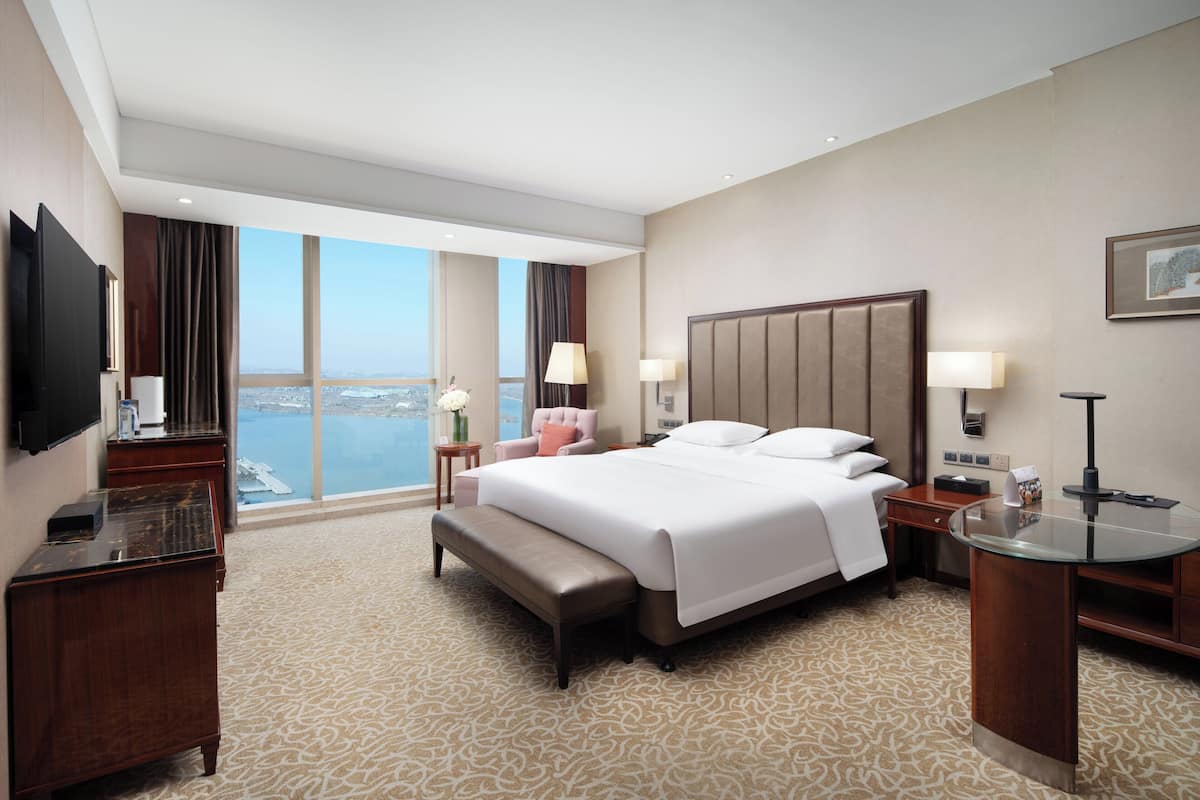 Chambre Premium, 1 très grand lit, accès au salon club, vue fleuve | Vue de la chambre