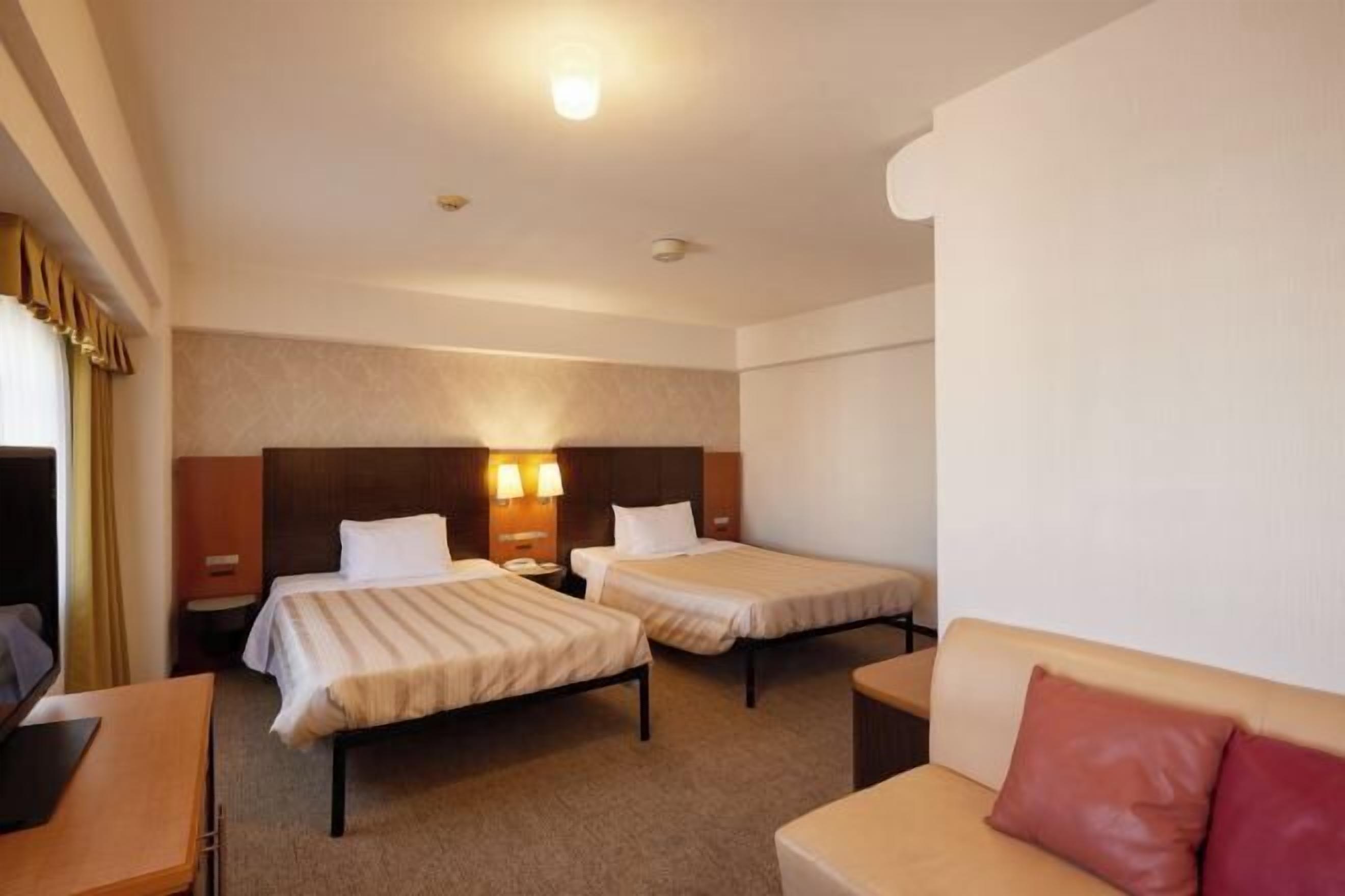 Sengetøy av topp kvalitet, skrivebord og blendingsgardiner