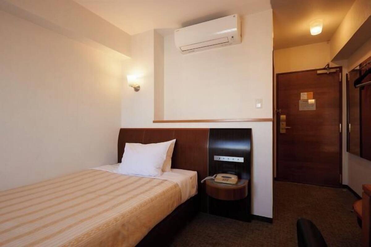 Sengetøy av topp kvalitet, skrivebord og blendingsgardiner