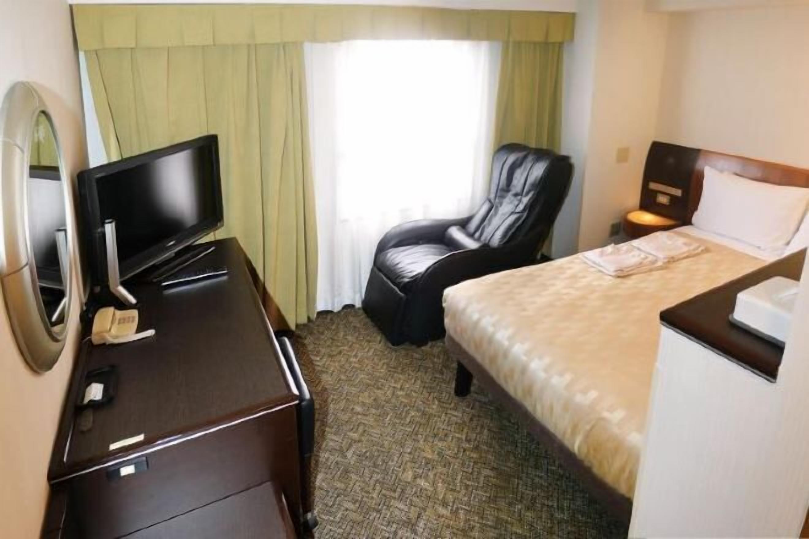 Sengetøy av topp kvalitet, skrivebord og blendingsgardiner