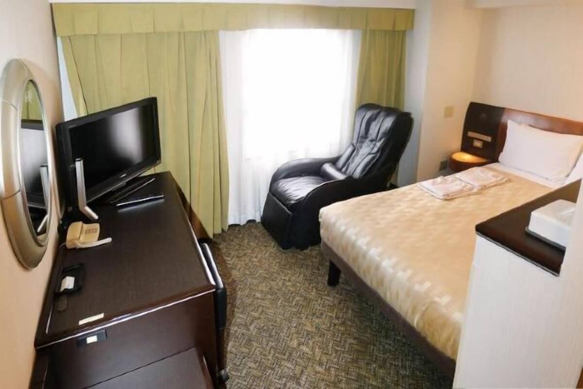 Sengetøy av topp kvalitet, skrivebord og blendingsgardiner