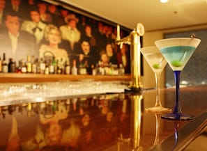 2 bars/lounges