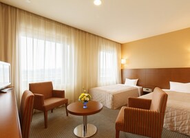 Escritorio, cortinas blackout y tabla de planchar con plancha 