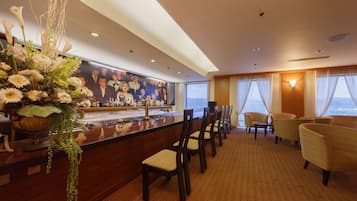 2 bars/lounges