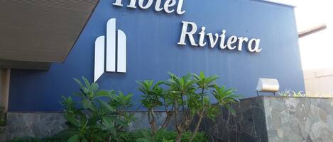 Un letrero de hotel con el nombre 'Hotel Riviera'.