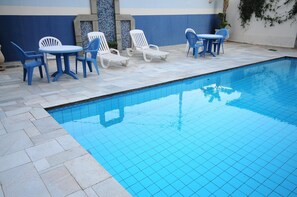 Piscina externa, espreguiçadeiras