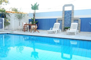 Utendørsbasseng og solsenger