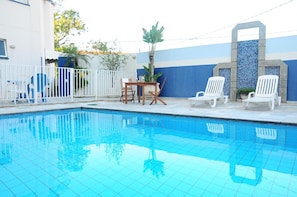 Outdoor pool, sun loungers - Hotel Riviera Araçatuba (Aracatuba)